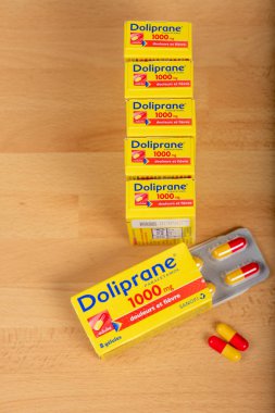 Paris, Fransa - Ocak 2020: Parasetamol bazlı ağrı ve baş ağrıları için kullanılan bir kutu doliprane.