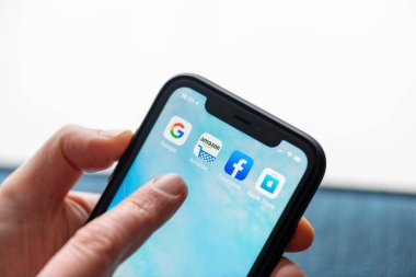 Paris, Fransa - 20 Şubat 2020: Gafa sitesini bir kadının elinde gösteren cep telefonu: iPhone üzerindeki Gafa uygulamaları ve simgeleri. Google, Amazon, Facebook ve Apple, ABD 'nin çok uluslu dört şirketi ya da internet hizmet şirketleri.