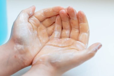 Çocuklar hastalıktan korunmak için ellerini yıkıyorlar.