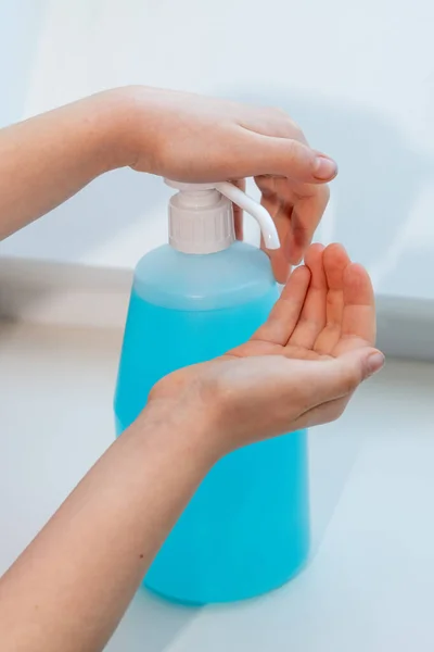 Enfants Lavant Les Mains Aide Gel Hydroalcoolique Pour Prévenir Maladie — Photo