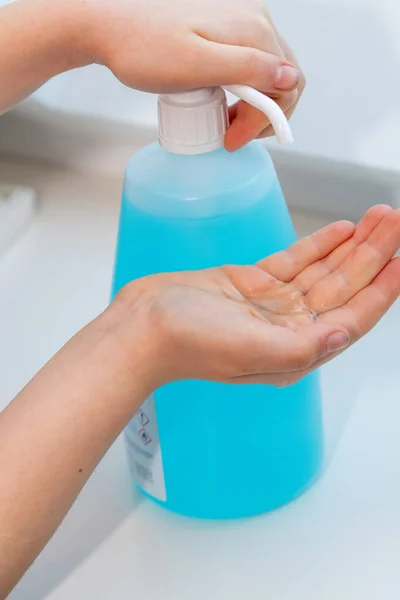 Anak Anak Mencuci Tangan Mereka Menggunakan Gel Hidroalkohol Untuk Mencegah — Stok Foto