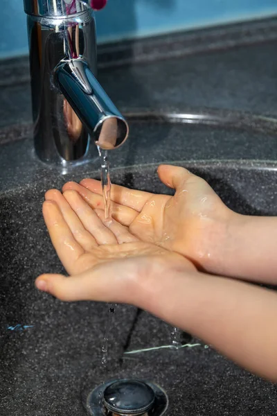 Anak Anak Mencuci Tangan Mereka Untuk Mencegah Penyakit — Stok Foto