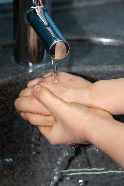 Dzieci Myją Ręce Aby Zapobiec Chorobom — Zdjęcie stockowe
