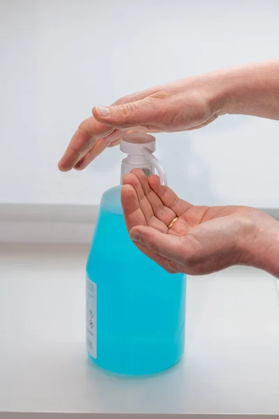 Vrouw Wast Haar Handen Met Hydroalcoholische Gel Ziekte Voorkomen — Stockfoto