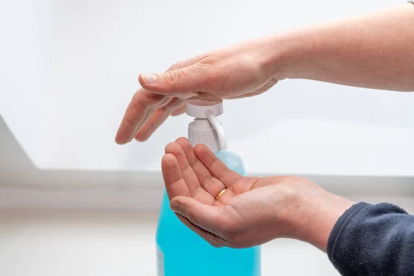 Kobieta Myje Ręce Żelem Hydroalkoholowym Aby Zapobiec Chorobom — Zdjęcie stockowe