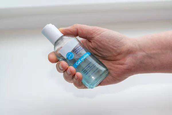 Mulher Lavando Mãos Usando Gel Hidroalcoólico Para Prevenir Doenças — Fotografia de Stock