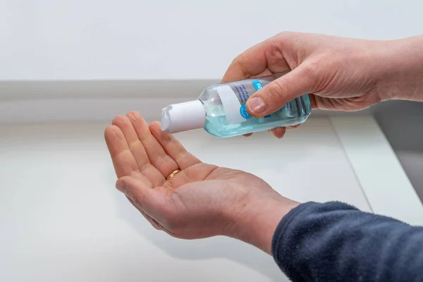 Femme Lavant Les Mains Aide Gel Hydroalcoolique Pour Prévenir Maladie — Photo