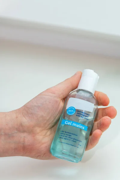 Mulher Lavando Mãos Usando Gel Hidroalcoólico Para Prevenir Doenças — Fotografia de Stock