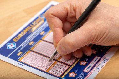 Paris, Fransa - 21 Kasım 2019: Loto ızgarasını dolduran aperson, Euromillion, Fdj (La Francaise des jeux)