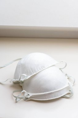 Mavi gökyüzünde dalgalanan Fransız bayrağı