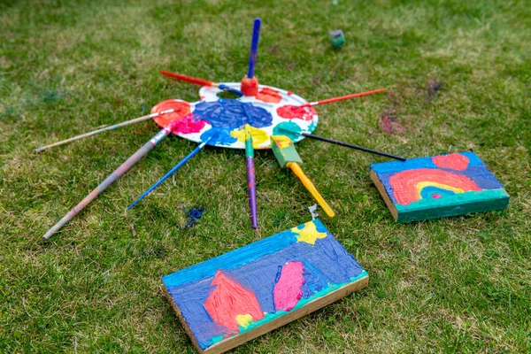 Enfants Peignant Sur Des Planches Bois Dans Jardin — Photo