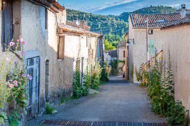 Provence 'de eski evleri olan bir köyde sokak.
