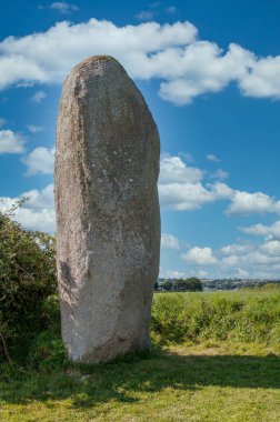 İngiltere 'de bir çayırda mavi gökyüzü olan Menhir, Fransa