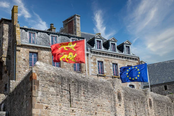 Flagi Normańskie Europejskie Wałach Saint Malo Francja — Zdjęcie stockowe