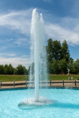Parktaki bir havuzda su fıskiyesi