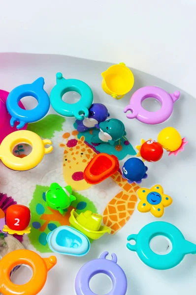 Jouets Multicolores Bébé Dans Une Baignoire — Photo