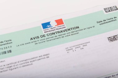 Paris, Fransa - 20 Nisan 2020: Kontrastlık Fransa 'yı duyurdu. Bilet, Fransa 'daki bir trafik ihlalinden sonra bir sürücüye gönderilmiş.