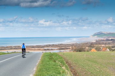 Opal Coast, Fransa, Pas de Calais 'de bir yolda bisikletçi