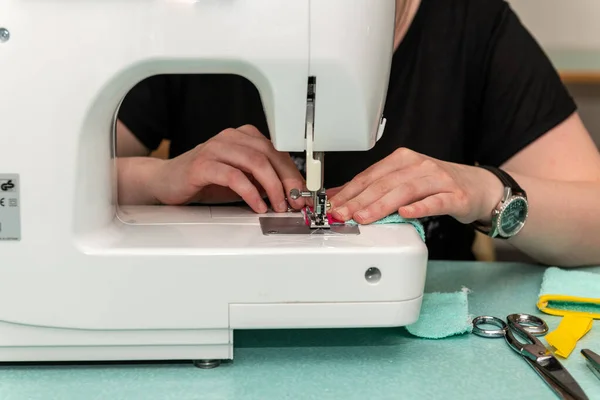 使用缝纫机缝纫的妇女 — 图库照片