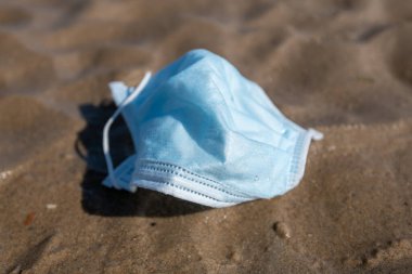 Cerrahi maske sahile bırakılmış.