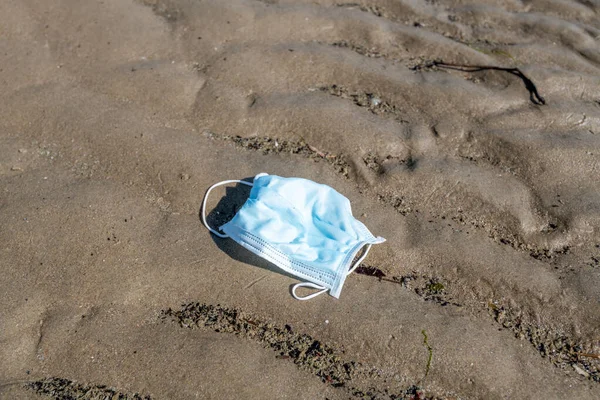 Chirurgisch Masker Achtergelaten Een Strand — Stockfoto