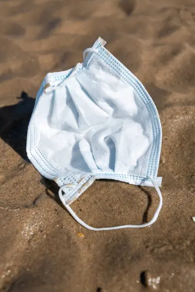 Chirurgisch Masker Achtergelaten Een Strand — Stockfoto