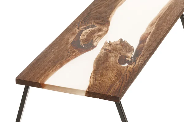 Beyaz izole zemin ahşap ve epoksi masaya