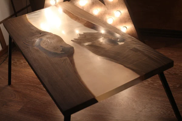 Dřevo a epoxidové tabulka s hvězda lampa v dřevěný interiér — Stock fotografie
