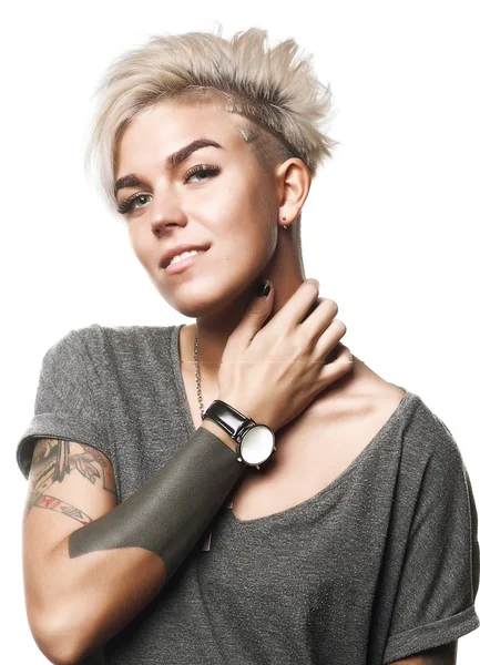 Güzellik kısa saçlı sarışın kız izole arka plan üzerinde