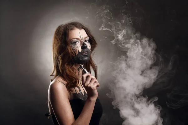 kız yapmak ile bulutlar yapma yukarı ve elektronik sigara