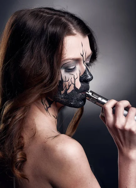 kız yapmak ile bulutlar yapma yukarı ve elektronik sigara