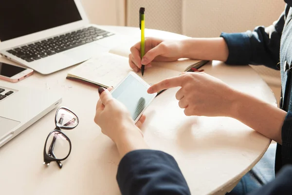 Birbirimizi iki iş kadınları