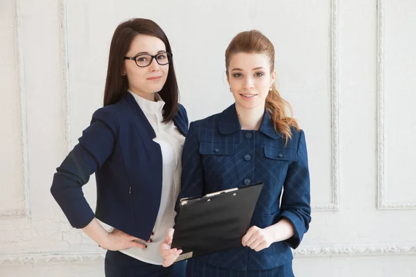 Duas mulheres de negócios no trabalho ficar — Fotografia de Stock