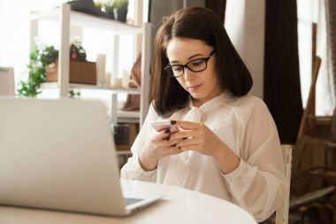 Genç Bayan iş smartphone ile