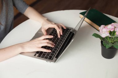 yazma ve düşünme dizüstü bilgisayar ile kız