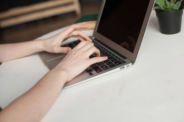 yazma ve düşünme dizüstü bilgisayar ile kız