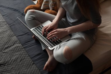 dizüstü bilgisayarda yazarak kız eller