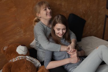 Anne ve kızı yataktalar.