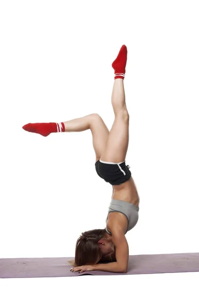 Fitness meisje permanent op handen — Stockfoto