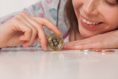 kız altın metal bitcoin gösterir