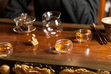 Masada Çin çayı aksesuarları var.