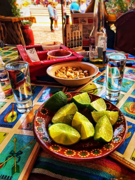 Drinking tequila with limes in Tequila village, Mexico — Stock Photo, Image