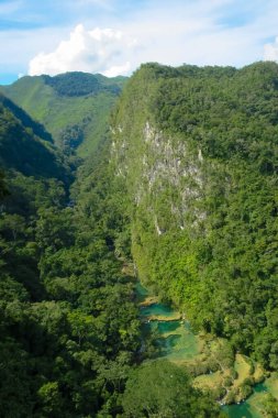 Guatemala 'daki doğal rezerv Semuc Champey, doğal harikalardan biri.