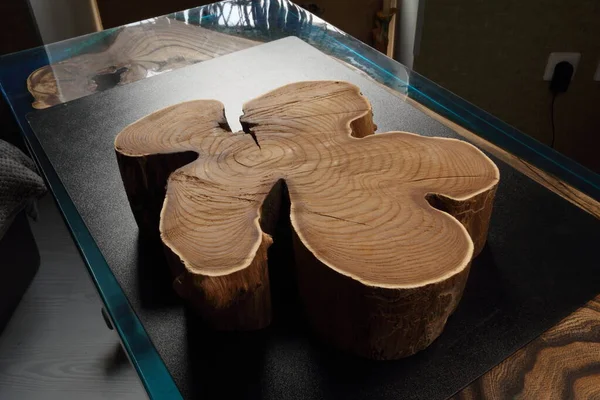 Doğanın yarattığı güzel ahşap dokusunu gösteren gövde parçaları.