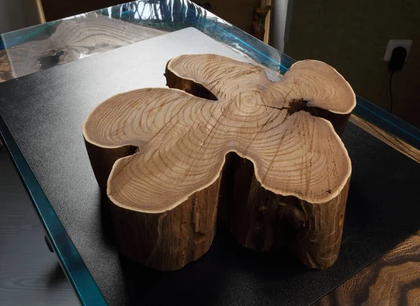 Doğanın yarattığı güzel ahşap dokusunu gösteren gövde parçaları.