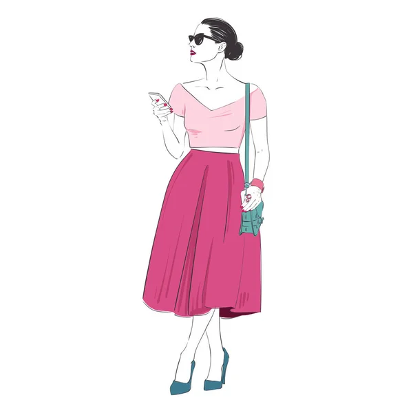 Linda moda hipster jovem mulher de negócios em saia midi retro e óculos e smartphone em saltos altos. Ilustração desenhada à mão. Vetor desenhado à mão esboço ilustração . — Vetor de Stock