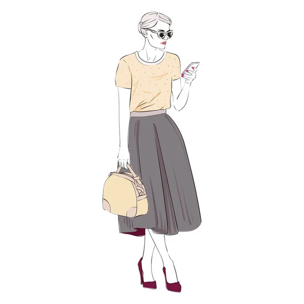 Модная хипстерская блондинка молодая бизнесвумен в юбке ретро-миди и очках и смартфоне на высоких каблуках. Ручной рисунок. Векторный рисунок . — стоковый вектор