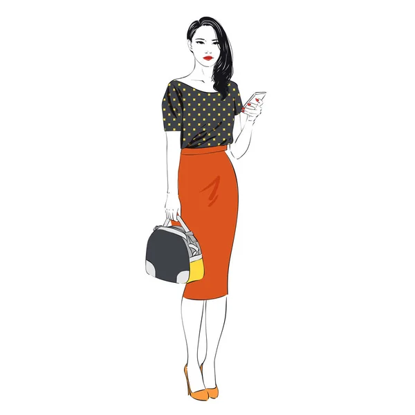 Linda moda hipster jovem mulher em saia de lápis midi retro e smartphone em saltos altos. Ilustração desenhada à mão. Vetor desenhado à mão esboço ilustração . —  Vetores de Stock
