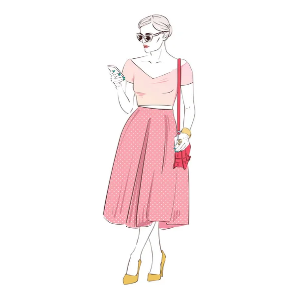 Mooie mode hipster blonde jonge zakenvrouw in retro midi rok en glazen en smartphone op hoge hakken. De hand getekende illustratie. Vectorillustratie hand getrokken schets. — Stockvector