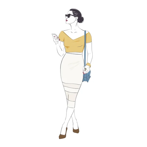 Hermosa moda hipster joven mujer de negocios en falda de lápiz y gafas tacones altos sostiene el teléfono inteligente. Ilustración hecha a mano. Vector dibujado a mano ilustración del boceto . — Vector de stock